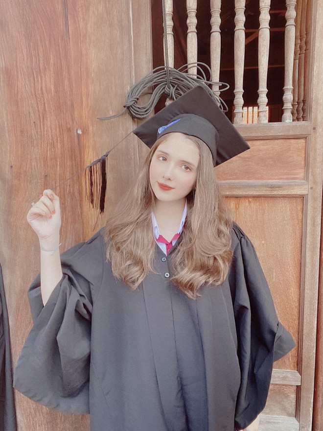 Sau khi ngừng học Đại học, Xuân Mai hiện đang thử sức với công việc mẫu ảnh và PR sản phẩm trên mạng xã hội.