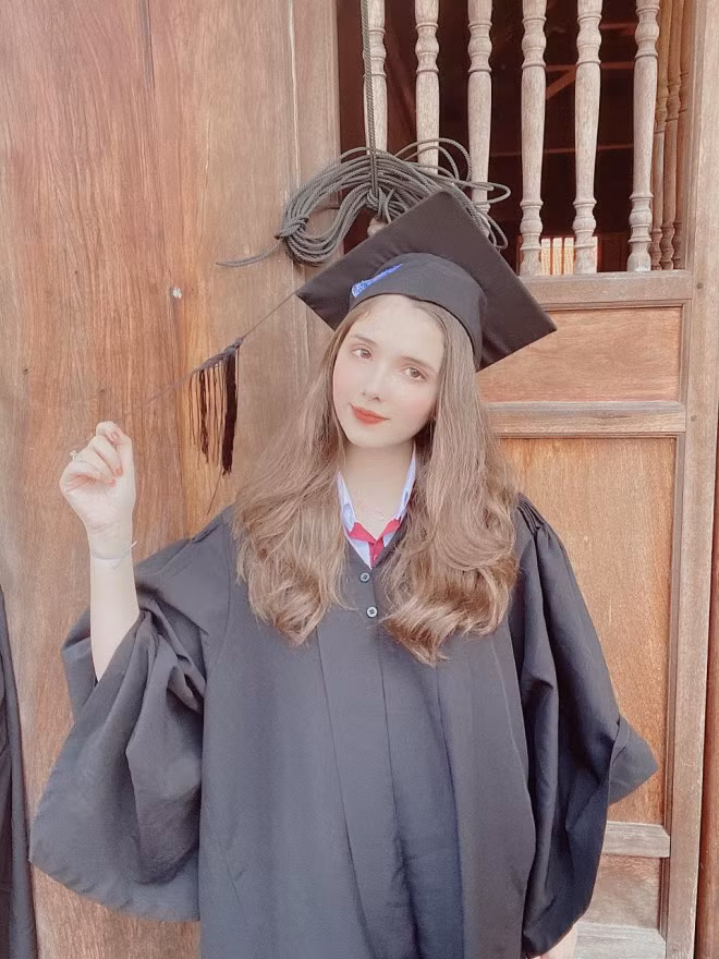 Sau khi ngừng học Đại học, Xuân Mai hiện đang thử sức với công việc mẫu ảnh và PR sản phẩm trên mạng xã hội.