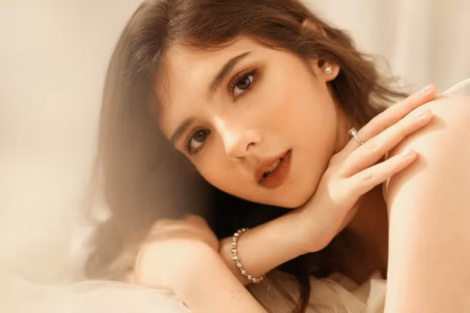 O’sullivan Xuân Mai sinh năm 2002 là cựu học sinh tại trường Quốc Tế Á Châu – Cơ sở Cộng Hòa. Không chỉ xinh đẹp mà nữ TikToker này ó thành tích học tập nổi bật với 12 năm liền đạt danh hiệu học sinh giỏi, điểm phẩy lớp 12 lên tới 9.0.