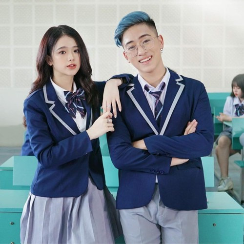 Ngày trước hot teen này luôn bị dân mạng "ném đá" với những bản cover nhạc với giọng hát "không thể lọt tai", thì giờ đây Linh Ka đã khá hơn trong giọng hát. Bằng chứng là Anh nhà ở đâu thế cover đạt được top 3 trending, còn MV Xuân ngọt ngào cũng được đánh giá cao.