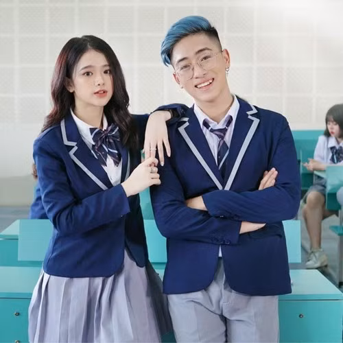 Ngày trước hot teen này luôn bị dân mạng "ném đá" với những bản cover nhạc với giọng hát "không thể lọt tai", thì giờ đây Linh Ka đã khá hơn trong giọng hát. Bằng chứng là Anh nhà ở đâu thế cover đạt được top 3 trending, còn MV Xuân ngọt ngào cũng được đánh giá cao.