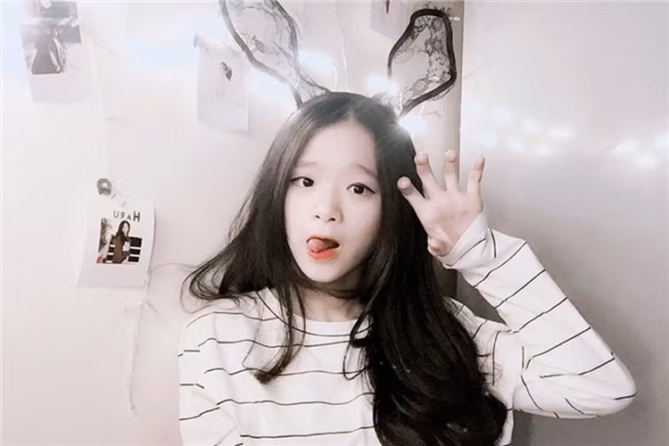 Nhớ lại thời điểm cách đây vài năm, khi cái tên Linh Ka lần đầu xuất hiện trên các trang mạng xã hội cùng những người bạn và tự xưng cho mình danh hiệu là nhóm hot teen, rất nhiều người đã chỉ trích cô nàng bởi những phát ngôn thị phi, những trò lố quảng bá hình ảnh.