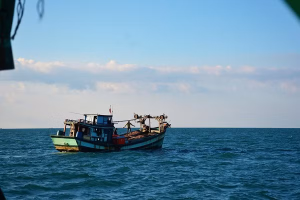 Tau ca hoat dong tren bien nhung khong co nguoi