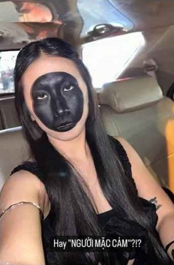 Nhưng càng ngày, Trang Hý lại càng có phần "khác người" hơn. Thay vì tiếp tục phong cách "độc lạ" nhưng duyên dáng trước đây, cô lại thường xuất hiện với vẻ ngoài... "không giống ai".