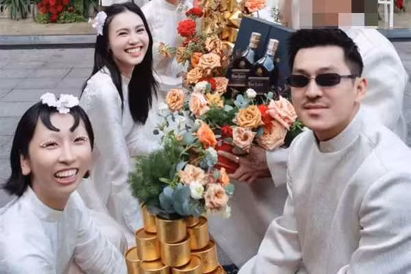 Xuất hiện trong ngày vui của đàn chị Diễm My 9X, Trang Hý có cách tạo hình vô cùng lạ mắt và ngay lập tức nhận về ý kiến trái chiều từ netizen.