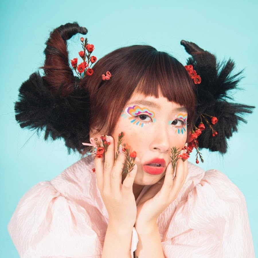 Chưa hết, cách đây chưa lâu Trang Hý có mặt tại thảm đỏ ra mắt bộ phim về chủ đề ma cà rồng Người Mặt Trời và nhanh chóng thu hút sự chú ý. Tại đây cô nàng vẽ một màu đen cực lớn giữa mặt, che kín toàn bộ mắt, mũi và miệng.