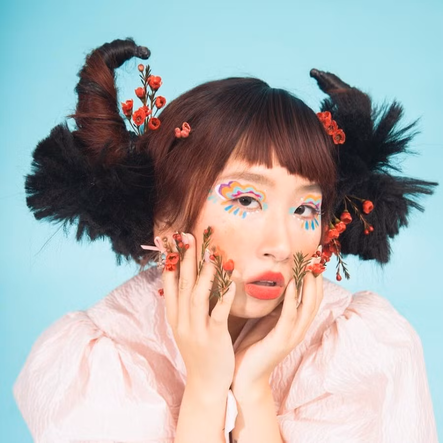 Chưa hết, cách đây chưa lâu Trang Hý có mặt tại thảm đỏ ra mắt bộ phim về chủ đề ma cà rồng Người Mặt Trời và nhanh chóng thu hút sự chú ý. Tại đây cô nàng vẽ một màu đen cực lớn giữa mặt, che kín toàn bộ mắt, mũi và miệng.