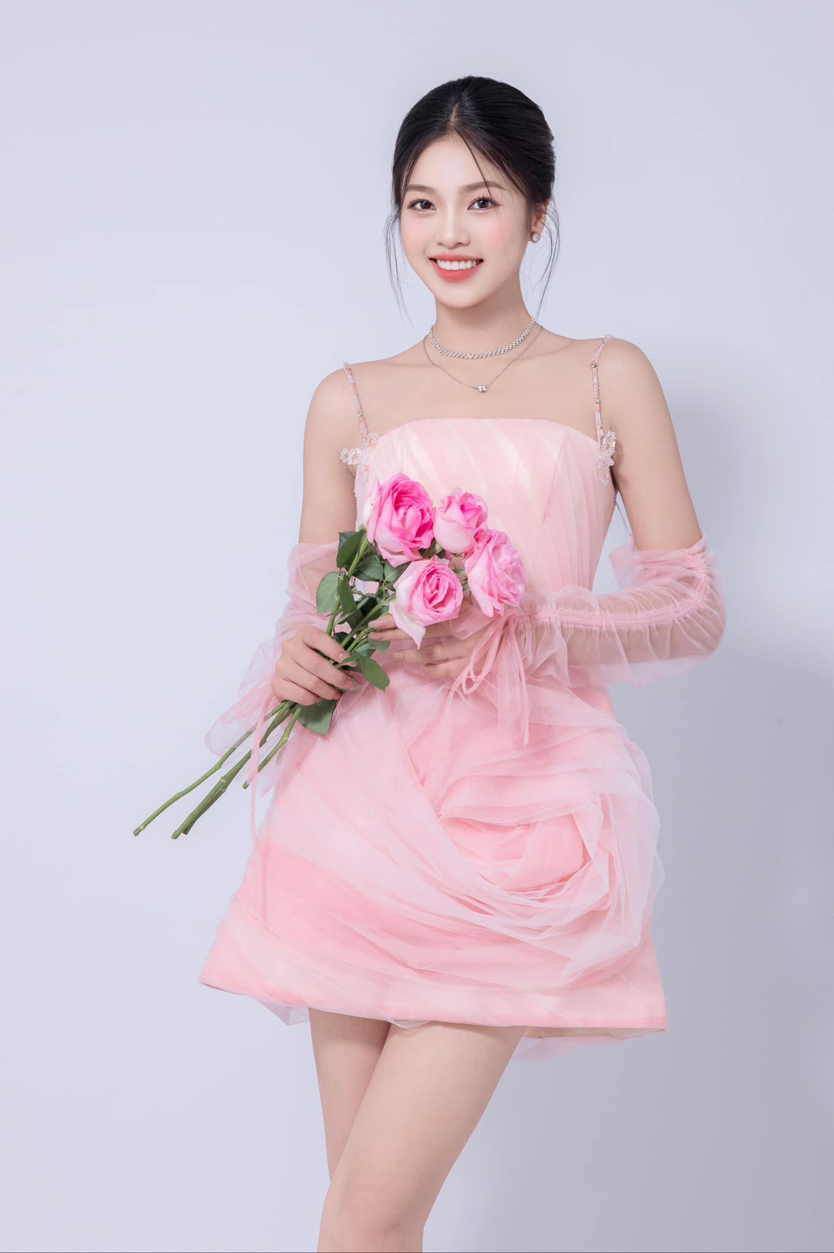 Chia sẻ sau thành công này, Thảo Liên không giấu nổi sự xúc động: “Tôi vô cùng hạnh phúc và biết ơn vì đã giành ngôi vị cao nhất. Đó chính là kết quả của sự nỗ lực, cố gắng và trau dồi mỗi ngày. Tôi cũng muốn gửi lời cảm ơn đến tất cả mọi người vì đã luôn đứng đằng sau cổ vũ và động viên, để tôi có được như ngày hôm nay”.