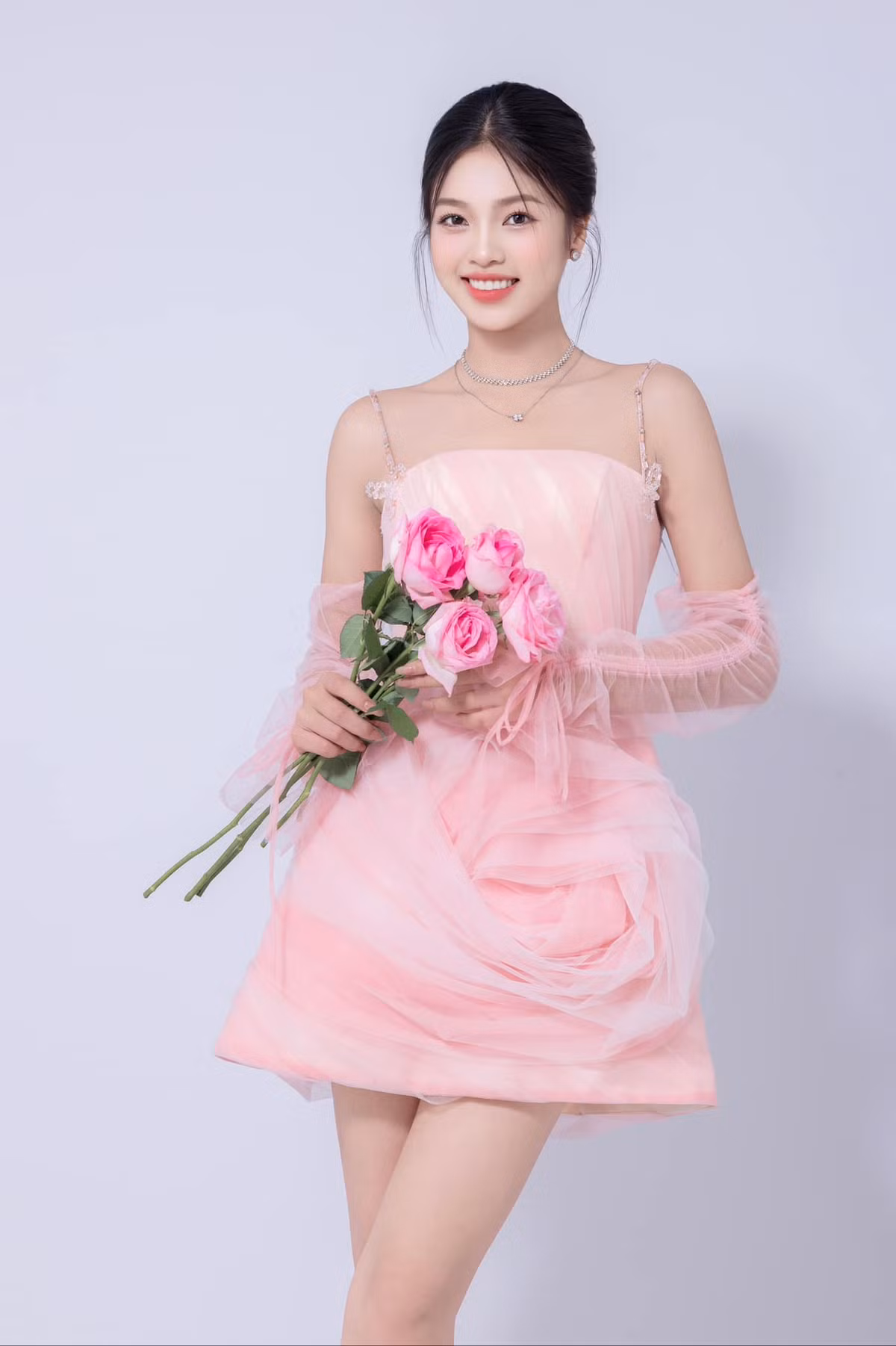 Chia sẻ sau thành công này, Thảo Liên không giấu nổi sự xúc động: “Tôi vô cùng hạnh phúc và biết ơn vì đã giành ngôi vị cao nhất. Đó chính là kết quả của sự nỗ lực, cố gắng và trau dồi mỗi ngày. Tôi cũng muốn gửi lời cảm ơn đến tất cả mọi người vì đã luôn đứng đằng sau cổ vũ và động viên, để tôi có được như ngày hôm nay”.