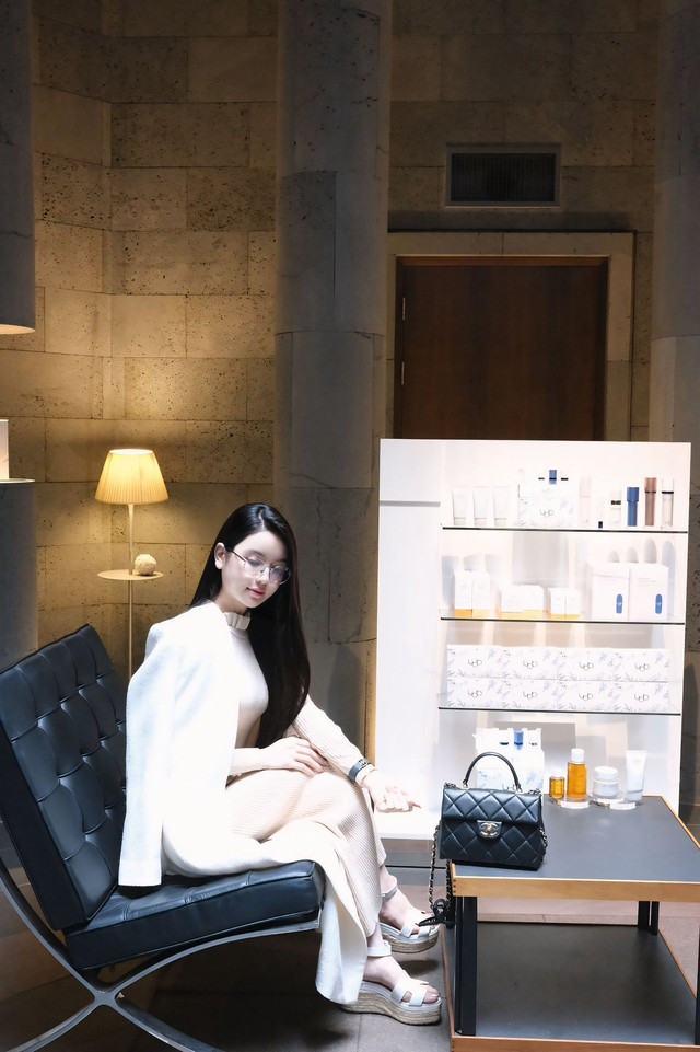 Chu Thanh Huyền liên tục cập nhật hình ảnh từ chuyến đi công tác Hàn Quốc, thể hiện phong thái của một nữ tổng tài nhận về nhiều sự chú ý.