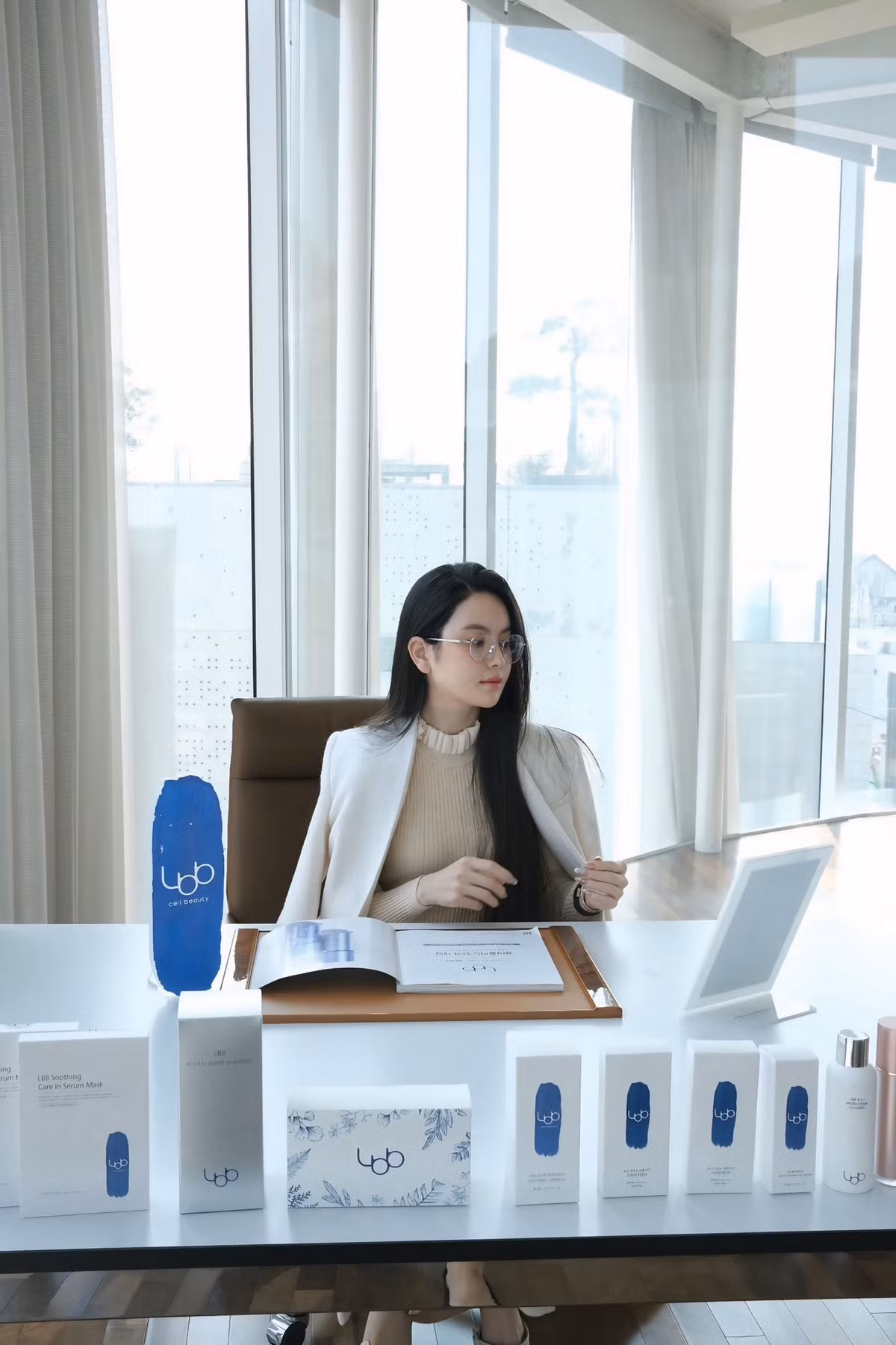 Với làn da trắng mịn, đôi môi hồng căng mọng mới thẩm mỹ và hàng chân mày được chăm chút kỹ lưỡng, Chu Thanh Huyền gây ấn tượng với nhan sắc khả ái, đường nét trên gương mặt hài hoà.