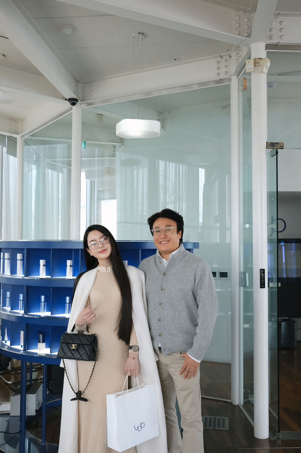 Trong không gian ấm cúng của căn phòng làm việc, vợ Quang Hải nổi bật với cặp kính trong suốt thời thượng, vừa tạo cảm giác trí thức, vừa tăng thêm phần duyên dáng.