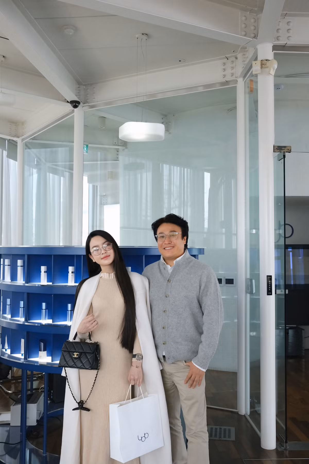 Trong không gian ấm cúng của căn phòng làm việc, vợ Quang Hải nổi bật với cặp kính trong suốt thời thượng, vừa tạo cảm giác trí thức, vừa tăng thêm phần duyên dáng.