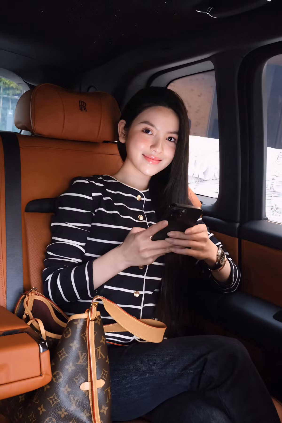 Đây cũng là những món quà xa xỉ mà Quang Hải tặng vợ, được cô sử dụng thường xuyên và trở thành phụ kiện "bất ly thân" trong nhiều dịp, từ đi mua sắm đến các sự kiện.