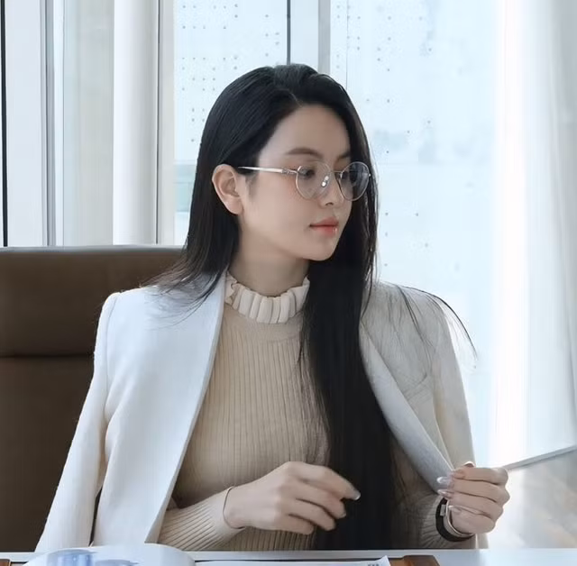 Trong bức ảnh mà Chu Thanh Huyền đăng tải mới đây, cô nàng khoe vẻ đẹp thanh lịch và cuốn hút khi làm việc.