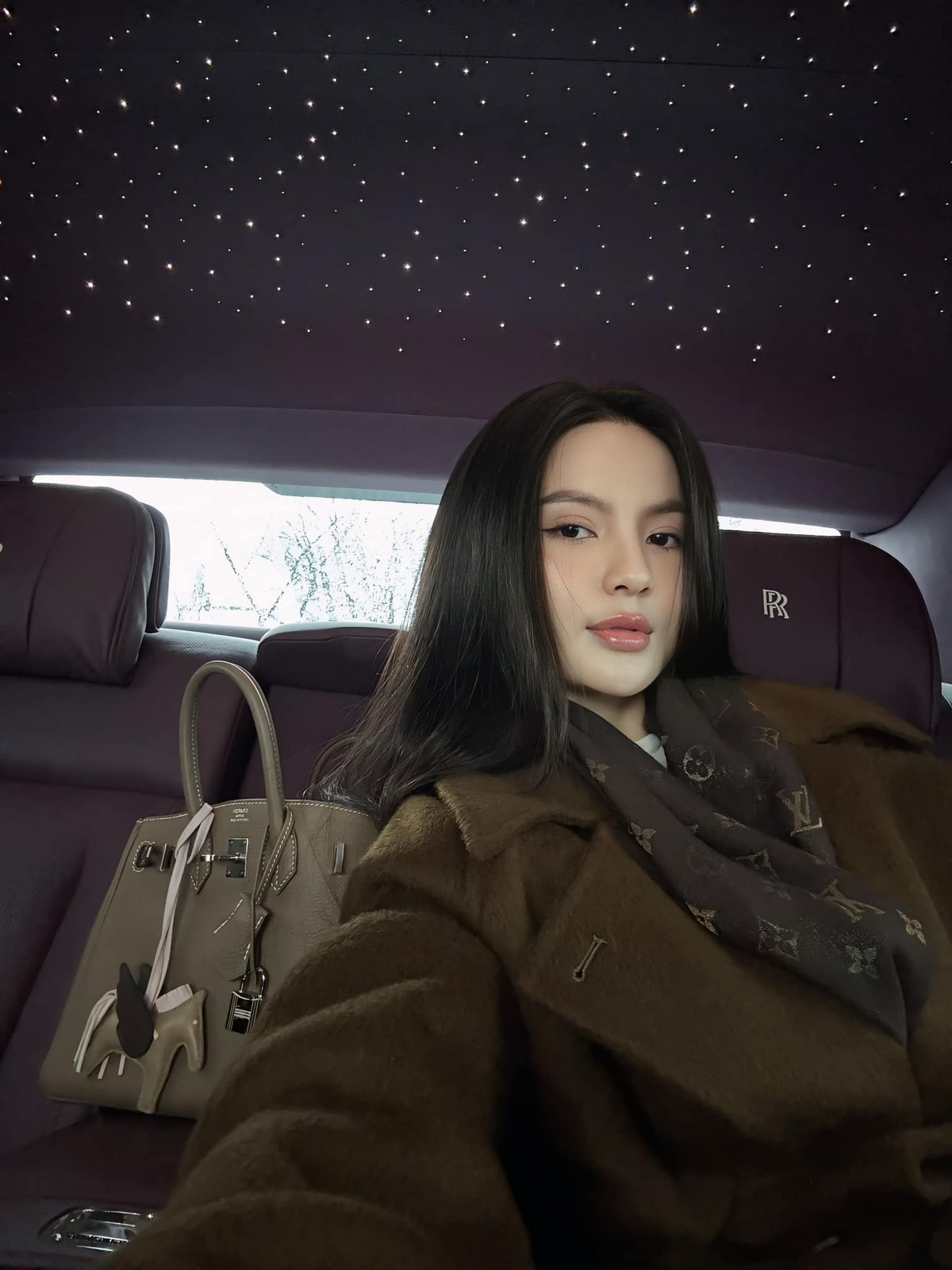 Trước đó, Chu Thanh Huyền liên tục vướng phải nhiều lùm xùm trên mạng xã hội, chủ yếu liên quan đến hoạt động kinh doanh online. Đầu tiên, cô bị tố quảng cáo sản phẩm sữa men Hàn Quốc, cho con trai 8 tháng tuổi Lido uống dù sản phẩm chỉ khuyến cáo cho trẻ trên 2 tuổi. Ngoài ra, cô nàng còn công khai đấu tố với một người chị từng thân thiết nhưng hiện đã nghỉ chơi vì xung đột trong làm ăn.