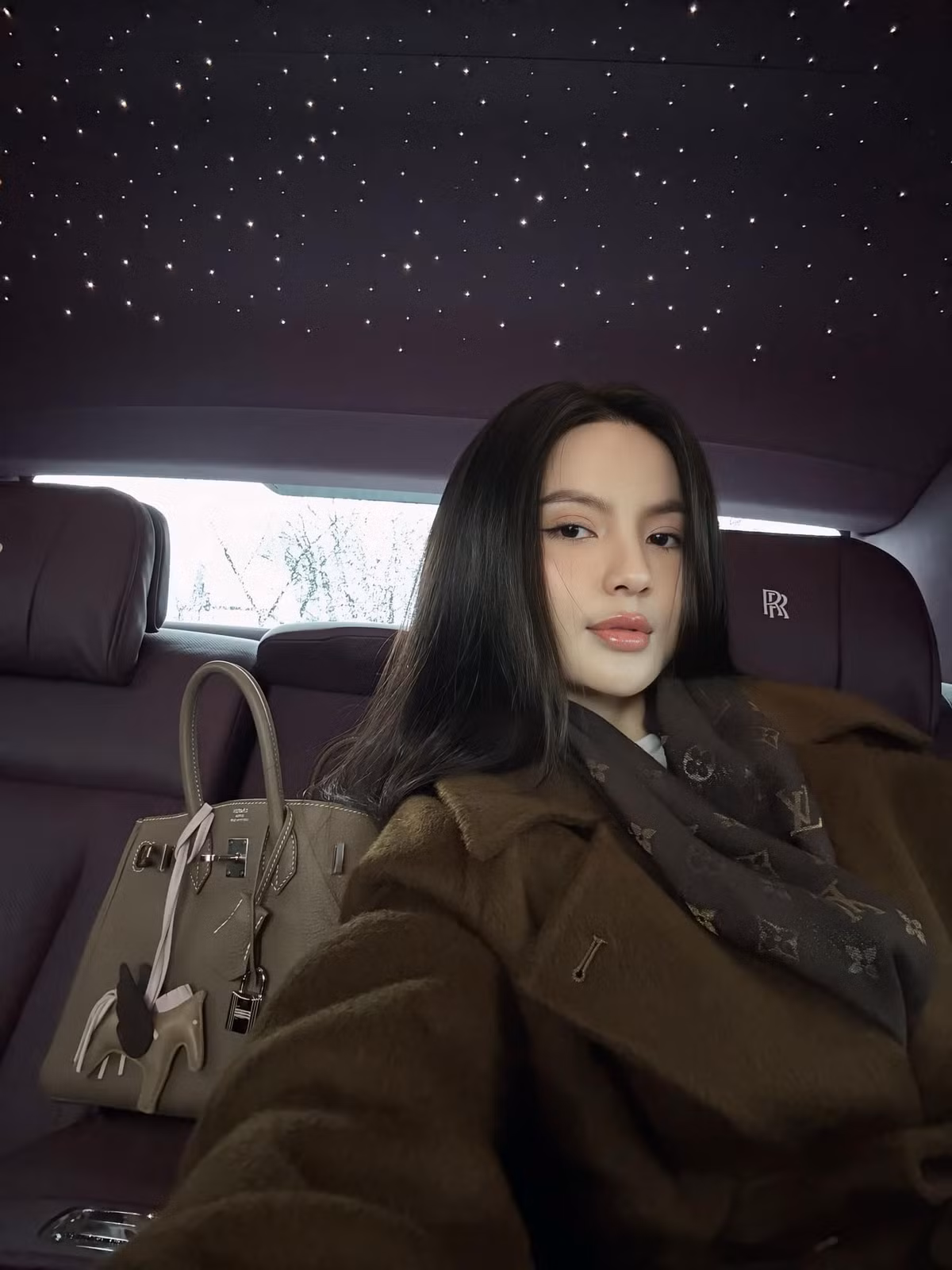 Trước đó, Chu Thanh Huyền liên tục vướng phải nhiều lùm xùm trên mạng xã hội, chủ yếu liên quan đến hoạt động kinh doanh online. Đầu tiên, cô bị tố quảng cáo sản phẩm sữa men Hàn Quốc, cho con trai 8 tháng tuổi Lido uống dù sản phẩm chỉ khuyến cáo cho trẻ trên 2 tuổi. Ngoài ra, cô nàng còn công khai đấu tố với một người chị từng thân thiết nhưng hiện đã nghỉ chơi vì xung đột trong làm ăn.