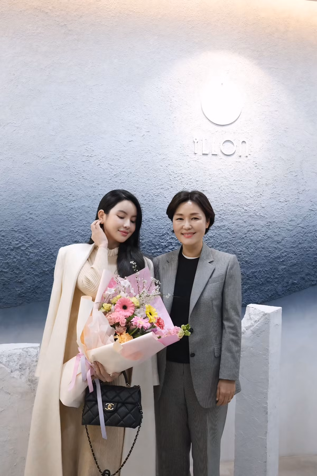 Mái tóc dài, suôn mượt buông xõa một bên vai tạo nên hình ảnh dịu dàng, nữ tính và cũng không kém phần điềm đạm và sang trọng. Từ ánh mắt và biểu cảm gương mặt, bà xã Quang Hải thể hiện sự tự tin, nhẹ nhàng nhưng đầy khí chất của một nữ CEO.