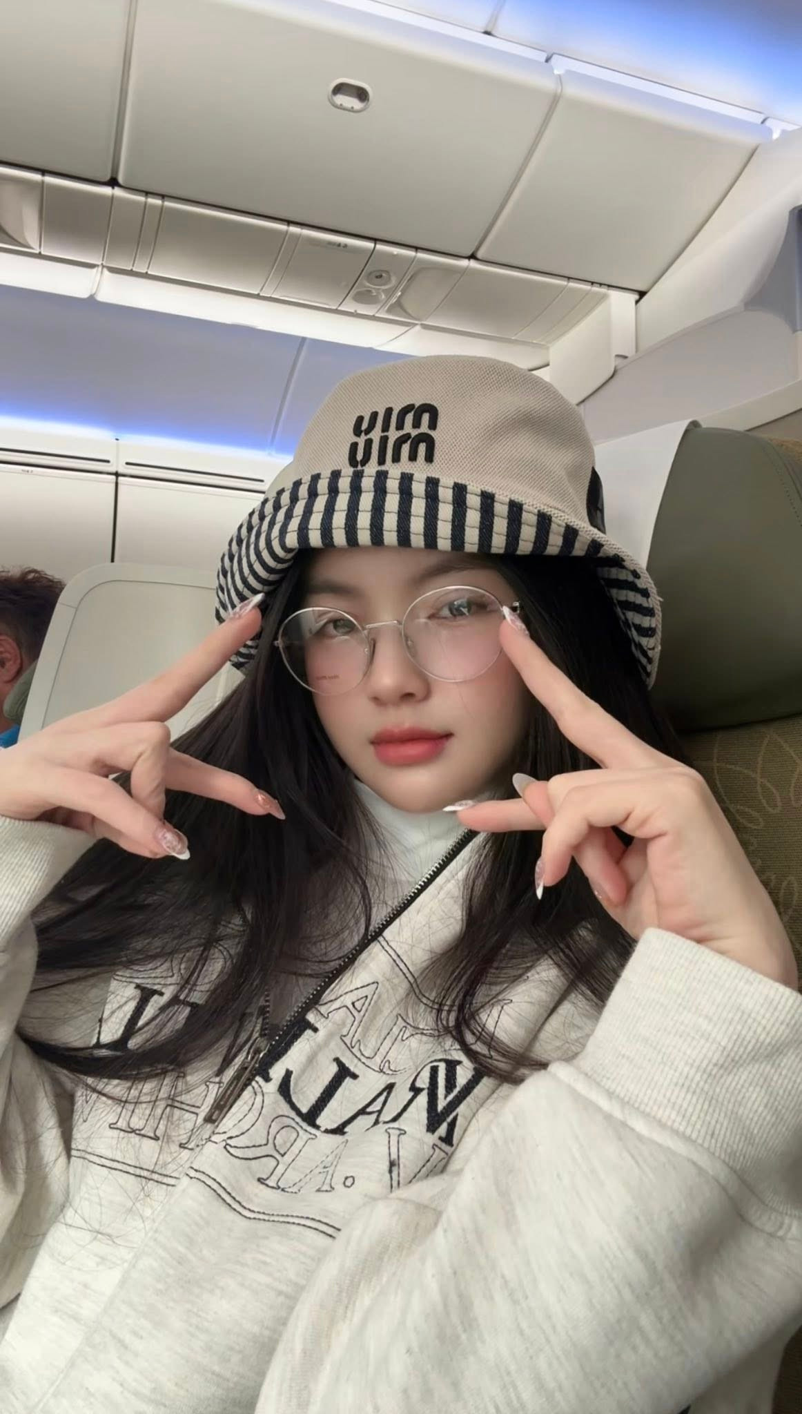 Điểm nhấn đắt giá trong outfit công sở của hot girl Sơn Tây là chiếc túi Chanel Classic Flap màu đen cô mang theo bên mình và chiếc đồng hồ mẫu Patek Philippe Aquanaut có giá 700 triệu - những món đồ biểu tượng của sự sang trọng và đẳng cấp.