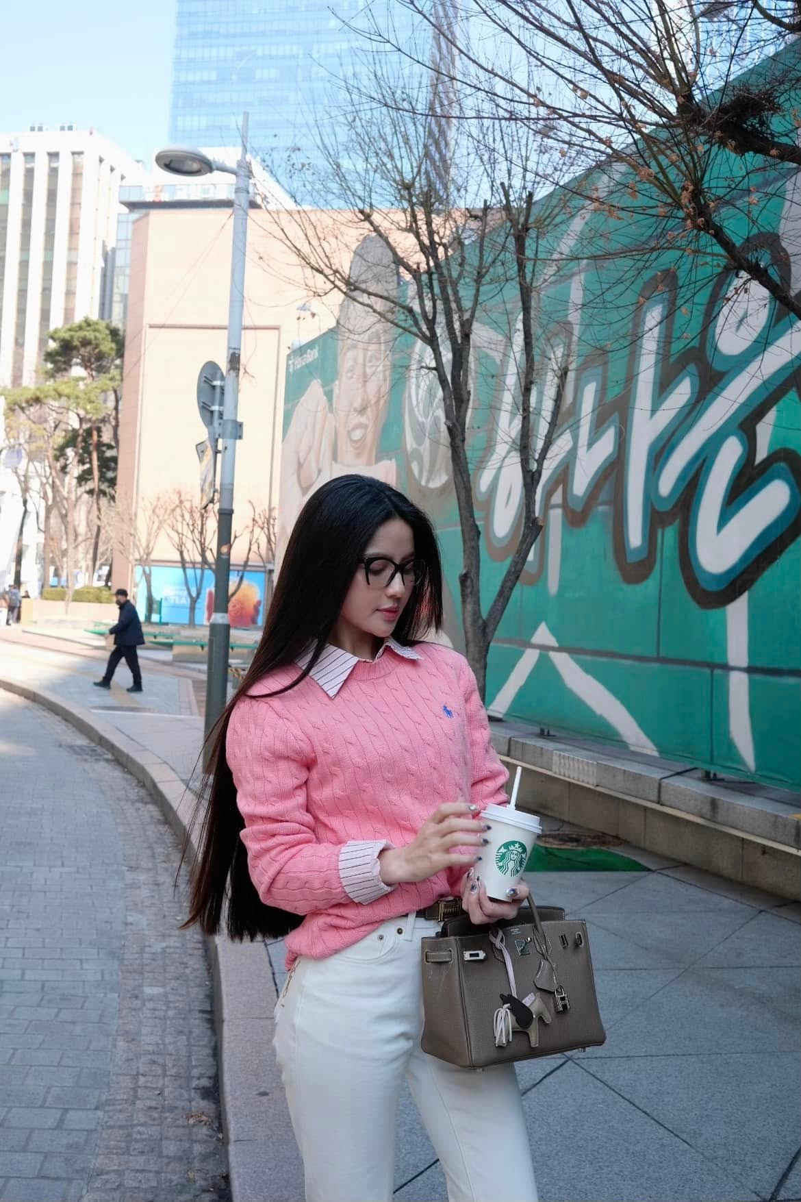 Công tác Hàn Quốc, Chu Thanh Huyền ưa chuộng những bộ trang phục phối theo tông màu trung tính nhã nhặn. Cô mặc một chiếc váy len dài màu be ôm dáng, tôn lên vóc dáng thanh mảnh và đường cong nữ tính.