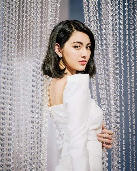 Gắn với Mai Davika là hình ảnh một cô nàng cá tính với mái tóc ngắn và trang phục trẻ trung. Nhưng chính hình ảnh của cô nàng với mái tóc đen dài, vẻ đẹp mặn mà năm nào mới chính là “chìa khoá” giúp cô vụt sáng trong sự nghiệp với 9 giải thưởng lớn.