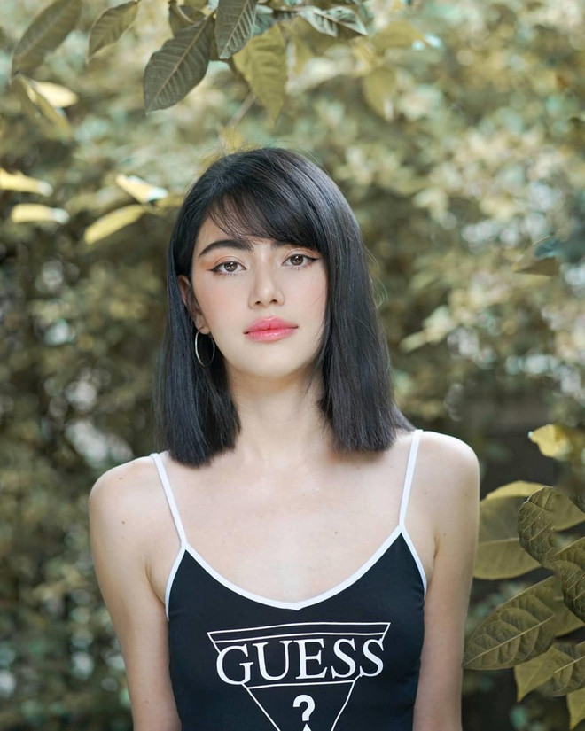 Tại Thái Lan, hot girl Mai Davika là gương mặt nổi bật được nhiều người mến mộ. Cô còn được xưng tụng là “nàng ma nữ xinh đẹp nhất Thái Lan” sau khi thủ vai chính trong bộ phim bom tấn “Tình người duyên ma” ra rạp năm 2013.