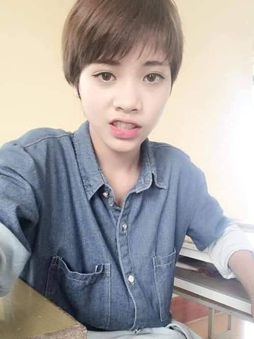 Thay vì giấu diếm giới tính thật, Đan Tiên sau đó công khai việc mình là người chuyển giới, đồng thời quyết định phẫu thuật một vài bộ phận trên cơ thể nhằm cải thiện nét đẹp ngoại hình giống con gái hoàn toàn.