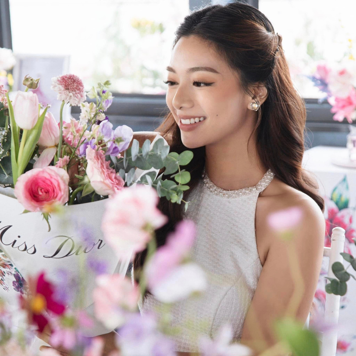 Đả nữ xinh đẹp này tập võ từ năm 9 tuổi, thành thạo cả tiếng Anh, tiếng Pháp.