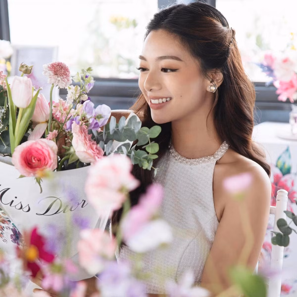 Đả nữ xinh đẹp này tập võ từ năm 9 tuổi, thành thạo cả tiếng Anh, tiếng Pháp.