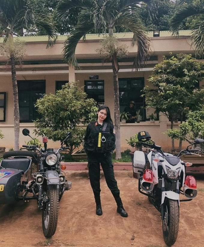 Trước đó, năm lớp 11, H Sharonny còn từng đoạt giải ba cuộc thi hùng biện tiếng Anh, đạt huy chương đồng Olympic 10/3 môn tiếng Anh năm 2021.