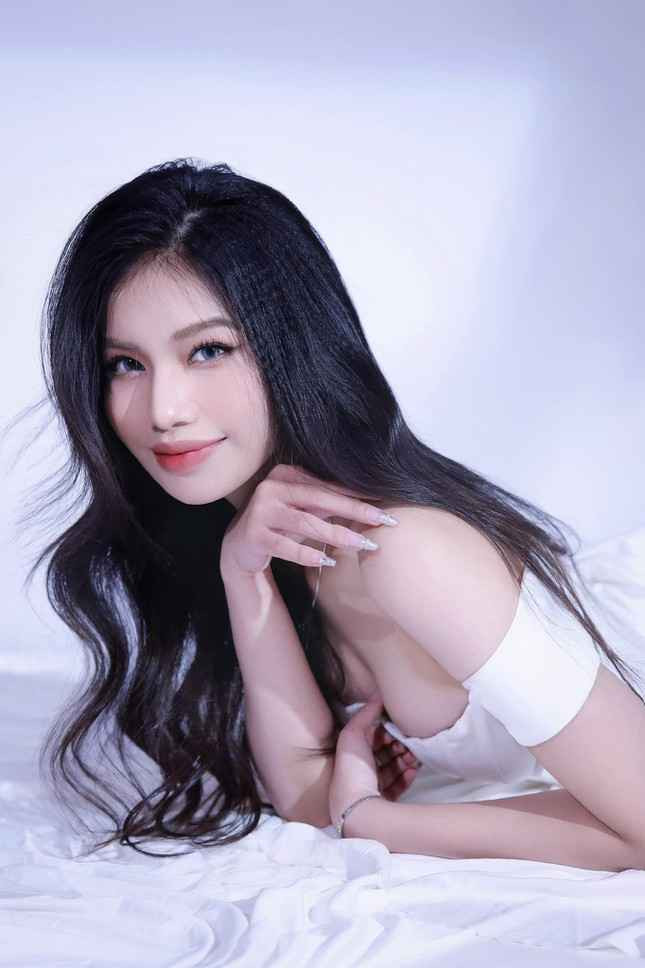 Sharon Arul chia sẻ, cơ duyên để cô gái 18 tuổi xuất hiện trong phim khi đoàn phim Bão ngầm lên Tây Nguyên tìm kiếm diễn viên quần chúng vào vai trinh sát, cô đã được một người quen dẫn đến địa điểm casting.