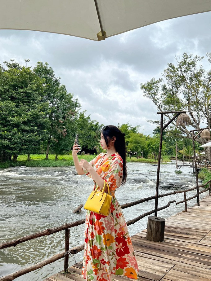 Đặc biệt sau khi xuất hiện với vai nữ trinh sát trong bộ phim truyền hình Bão ngầm (phát sóng trên kênh VTV1), tên tuổi H Sharonny đến gần hơn với người hâm mộ.