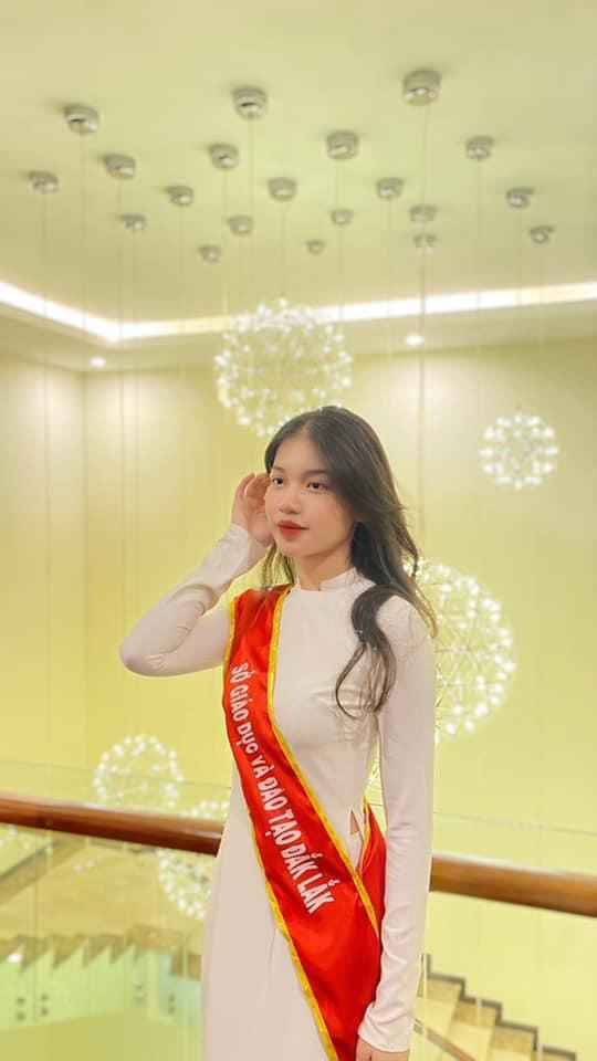 Ít ai biết rằng, Sharon Arul năm nay mới 18 tuổi và vẫn đang ngồi trên ghế nhà trường.