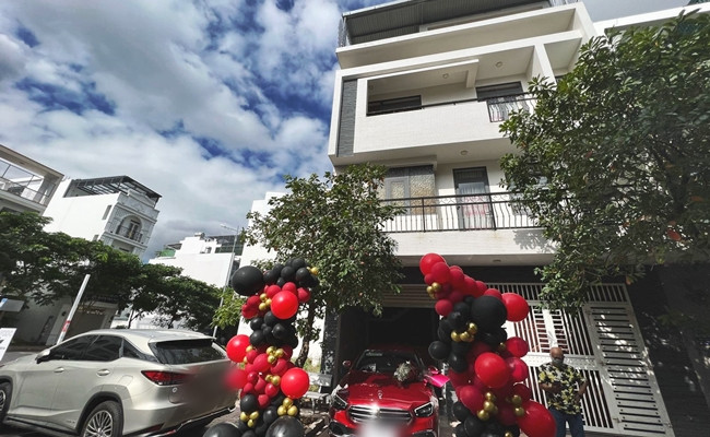 Bên cạnh đó, Huyền Trang gián tiếp phủ nhận việc dựa dẫm kinh tế bạn trai và khẳng định chưa có ý định kết hôn.