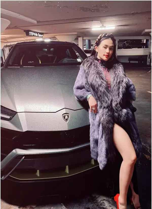 Bất ngờ hơn, Huyền Trang giờ đây có cú chuyển mình đáng kể. Cô gái năm xưa kinh doanh thành công, sở hữu khối tài sản gồm bất động sản, siêu xe đáng mơ ước.