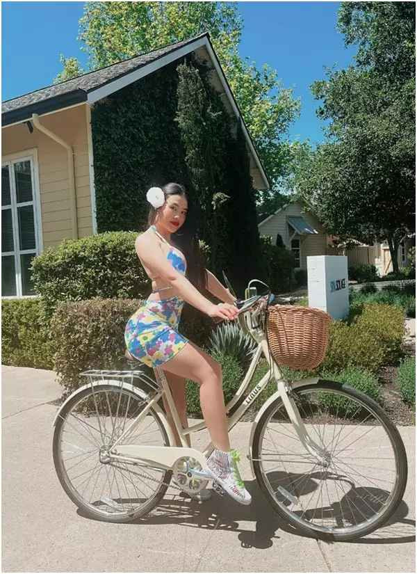 Sau nhiều năm không có hoạt động, Huyền Trang thay đổi nhiều. Với cự trợ lý hot girl Bà Tưng, những ngày tháng cũ gắn liền với cái tên "Bà Tưng" được cô coi là sự trải nghiệm của tuổi trẻ.