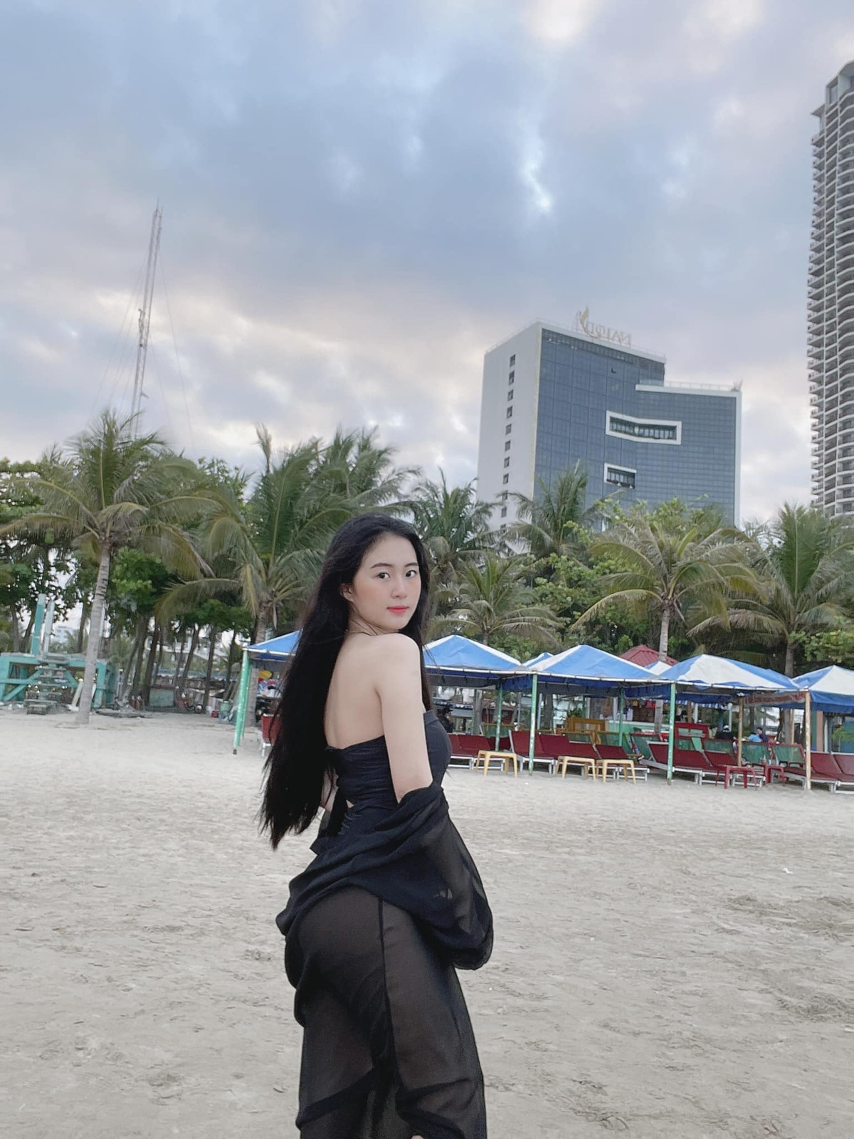 Bên cạnh những lời khen ngoại hình, người ta cũng chú ý đến phong cách ăn mặc của nàng hot girl 10x.