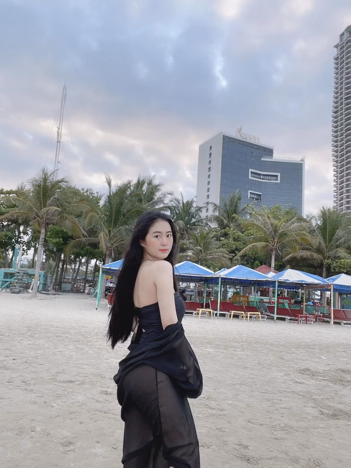 Bên cạnh những lời khen ngoại hình, người ta cũng chú ý đến phong cách ăn mặc của nàng hot girl 10x.