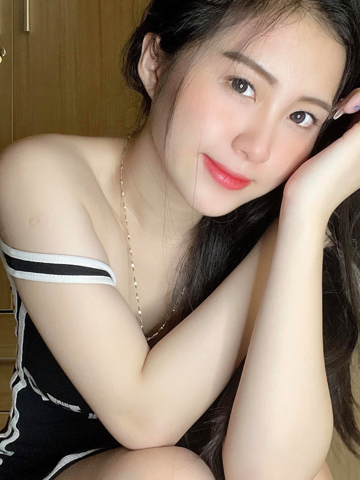 Nếu theo dõi trang cá nhân của Nhật Vy, netizen có thể thấy rằng cô bạn đến từ Đà Nẵng cũng thử nghiệm những cách kết hợp trang phục khá phá cách.