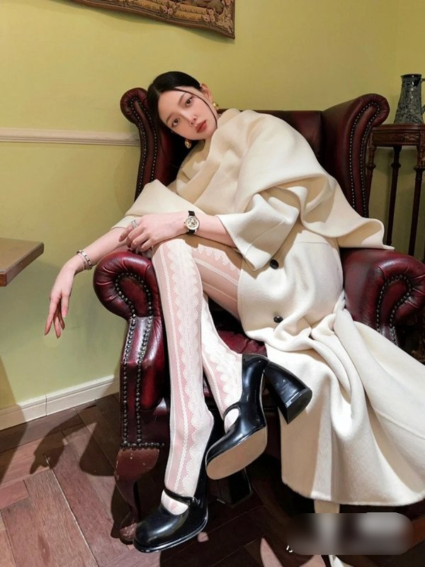 Bên cạnh những bộ đồ bó sát, khoe trọn chiếc bụng bầu, Lizzy cũng rất chuộng những chiếc váy áo rộng rãi để có thể giấu bụng một cách hoàn hảo. Cô thường sử dụng những chiếc váy có độ co giãn nhất định, dáng xòe nhẹ cùng màu tối để trong bản thân thon gọn hơn.