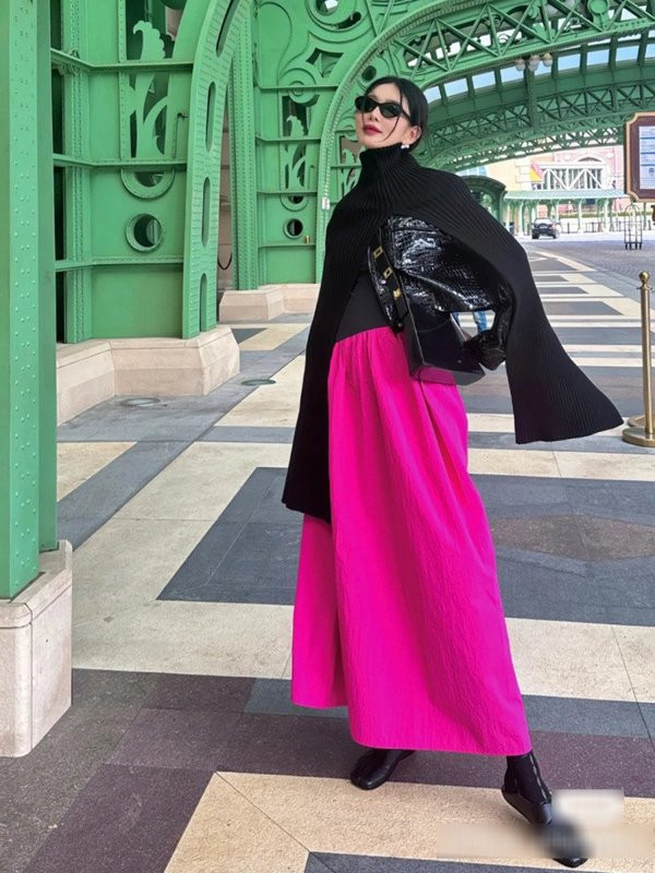 Cô mặc đủ loại phong cách, từ sành điệu, trẻ trung cho tới kiêu kỳ, quyến rũ. Trong bất kỳ bộ trang phục nào, cô cũng thể hiện thần thái đúng chuẩn của nó.