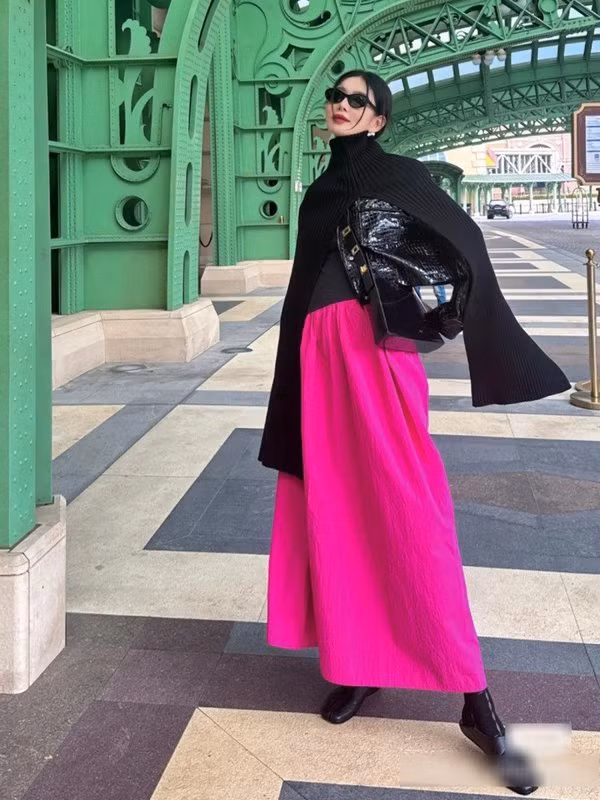 Cô mặc đủ loại phong cách, từ sành điệu, trẻ trung cho tới kiêu kỳ, quyến rũ. Trong bất kỳ bộ trang phục nào, cô cũng thể hiện thần thái đúng chuẩn của nó.