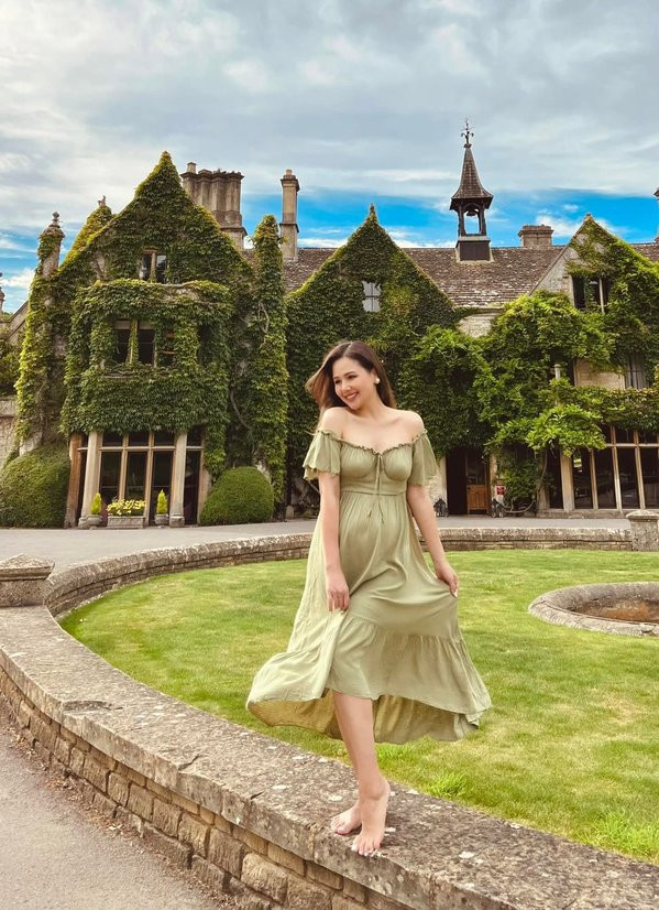 Đặc biệt, dù đã sắp “vượt cạn” nhưng có thể thấy vóc dáng của Lizzy vẫn cực cân đối, chỉ trừ chiếc bụng to. Chân của Lizzy thon dài không tì vết, hoàn toàn không có dấu hiệu của việc phù nề do mang bầu.