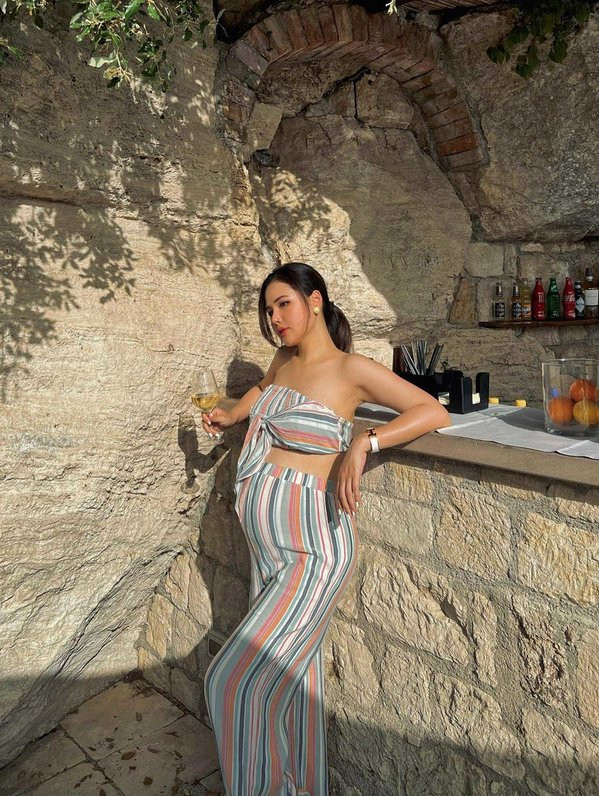 Những chiếc váy baby doll xinh xắn, giấu bụng đỉnh cao cũng là item yêu thích của cô.