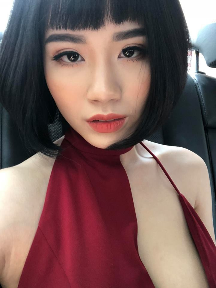 Với lợi thế vòng một "khủng", Linh Miu không ngại diện các kiểu đầm trễ nải và nó khiến không ít người phải lên tiếng.