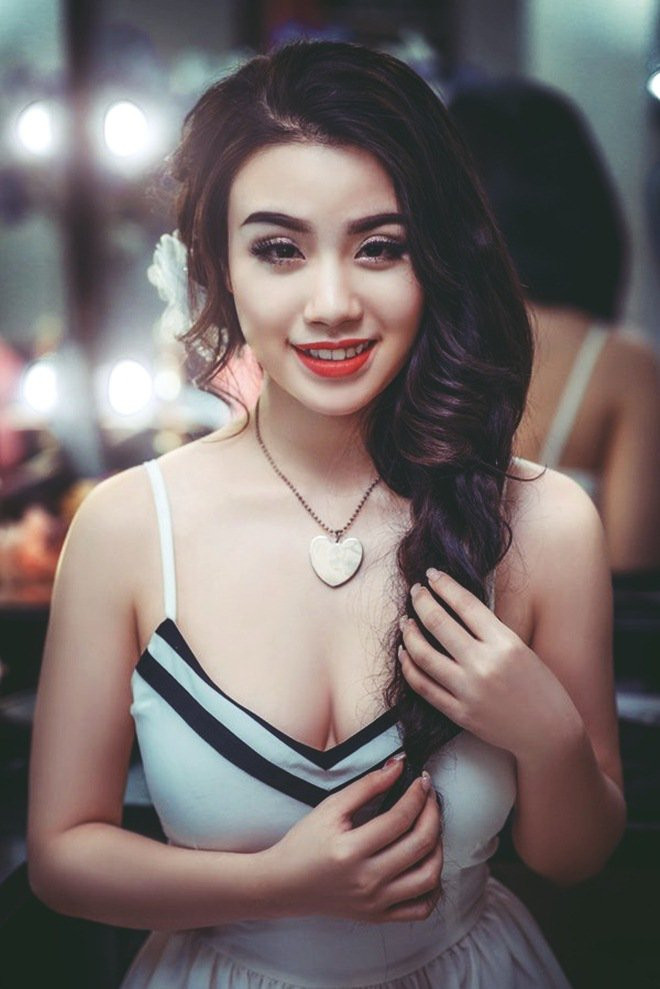 Linh Miu (tên thật là Vũ Mỹ Linh) nổi lên là hot girl 9X trong vai trò là người mẫu game với hình ảnh gợi cảm, nóng bỏng.