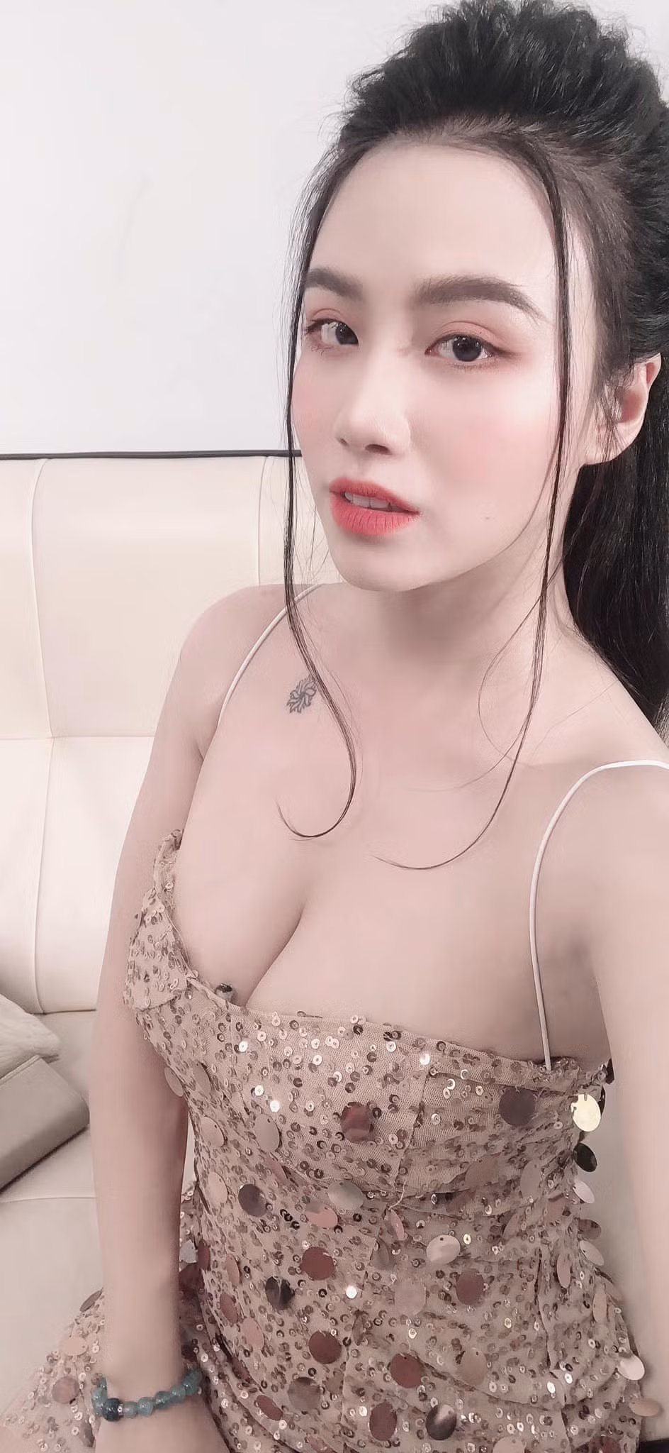 Không chỉ ồn ào trong chuyện tình cảm mà phong cách ăn mặc của Linh Miu cũng gây không ít tranh cãi.