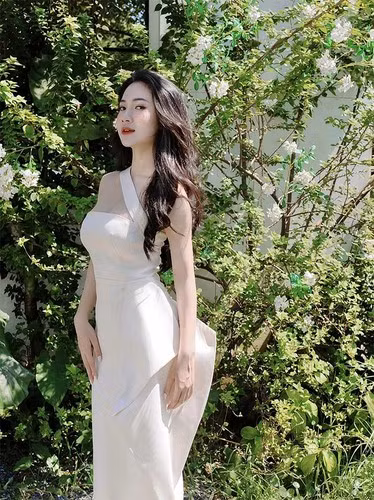 Sở hữu vẻ đẹp vừa ngọt ngào vừa lạnh lùng, nữ diễn viên trẻ Thanh Huế gây ấn tượng với vai diễn Tuyết - quản lý sòng bạc ở bản Mây trong Độc đạo.