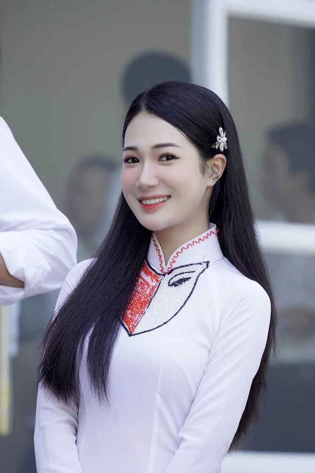 Xuất hiện từ tập 4 phim "Độc đạo", Thanh Huế nhanh chóng gây chú ý bởi diễn xuất tự nhiên cùng gương mặt xinh đẹp