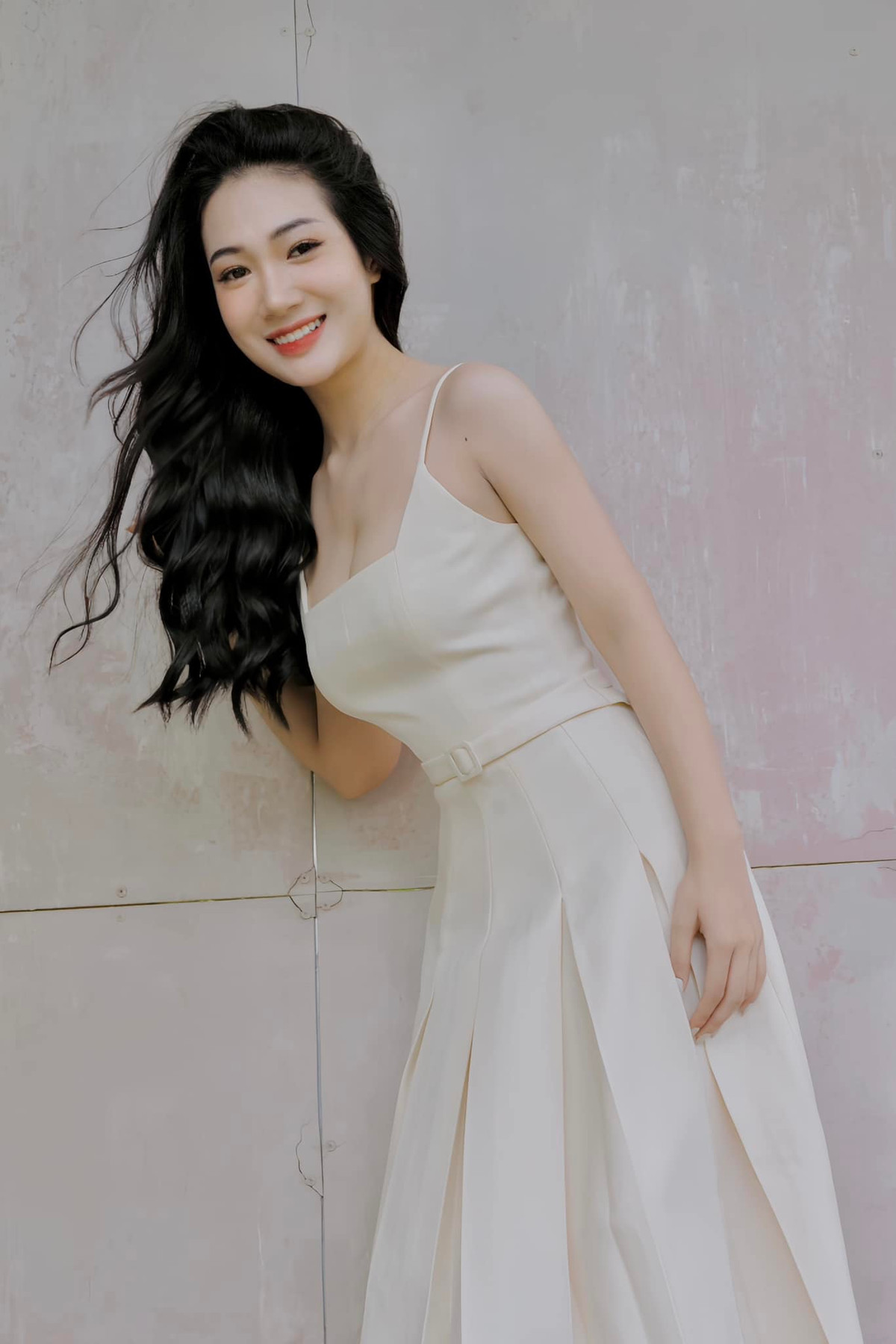 Người đẹp sinh năm 2001 sở hữu làn da trắng mịn màn, vóc dáng đẹp và khuôn mặt xinh xắn.